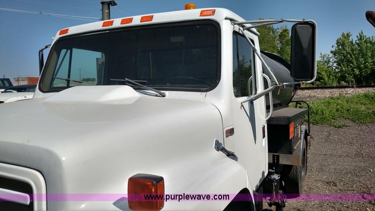 image for item F7758 1987 International S1654 oil distribution truck