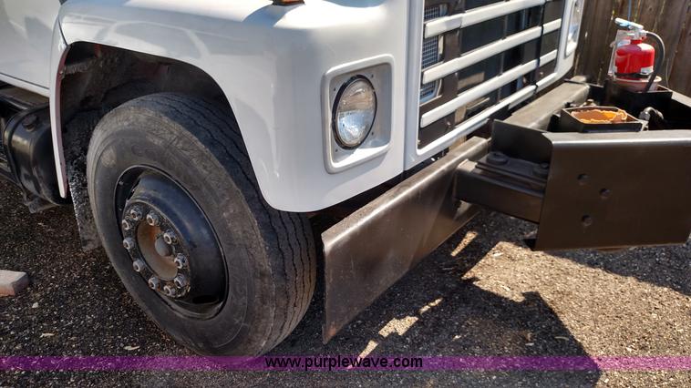 image for item F7758 1987 International S1654 oil distribution truck