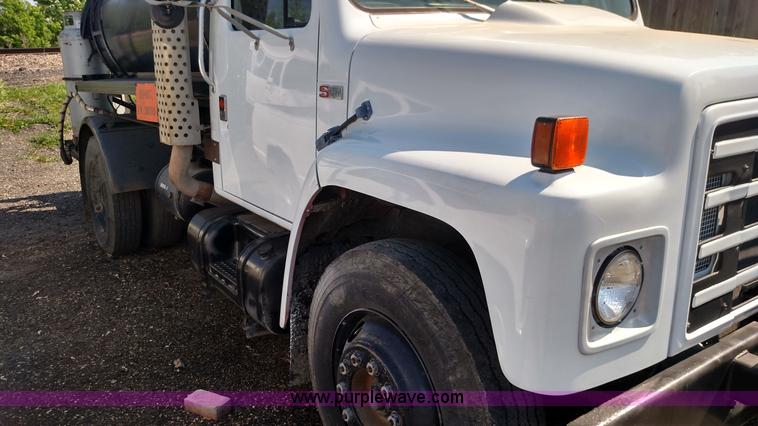 image for item F7758 1987 International S1654 oil distribution truck