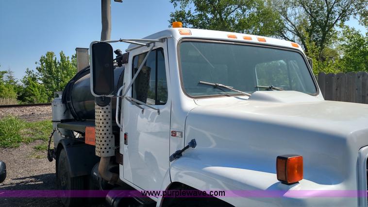 image for item F7758 1987 International S1654 oil distribution truck