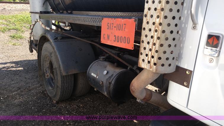 image for item F7758 1987 International S1654 oil distribution truck