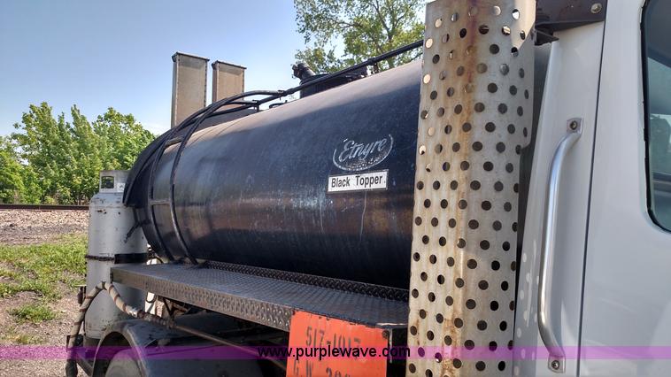 image for item F7758 1987 International S1654 oil distribution truck