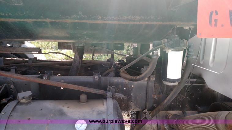 image for item F7758 1987 International S1654 oil distribution truck