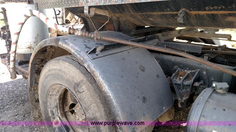 image for item F7758 1987 International S1654 oil distribution truck