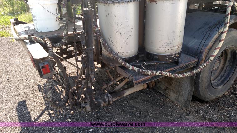 image for item F7758 1987 International S1654 oil distribution truck