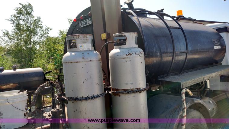 image for item F7758 1987 International S1654 oil distribution truck