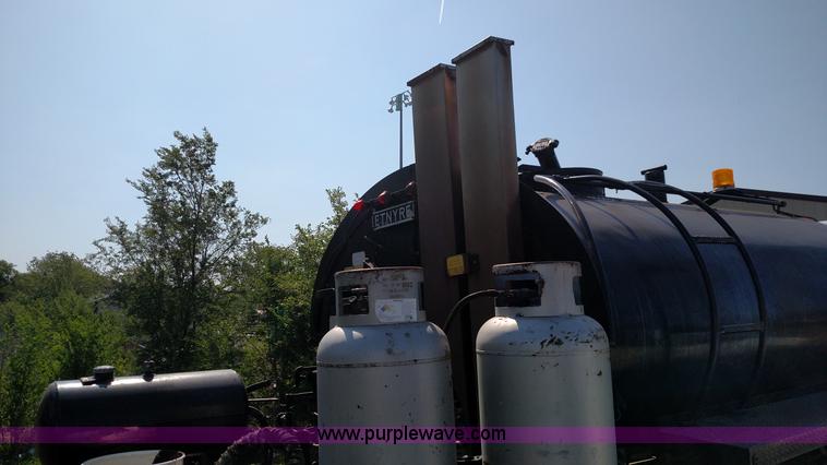 image for item F7758 1987 International S1654 oil distribution truck