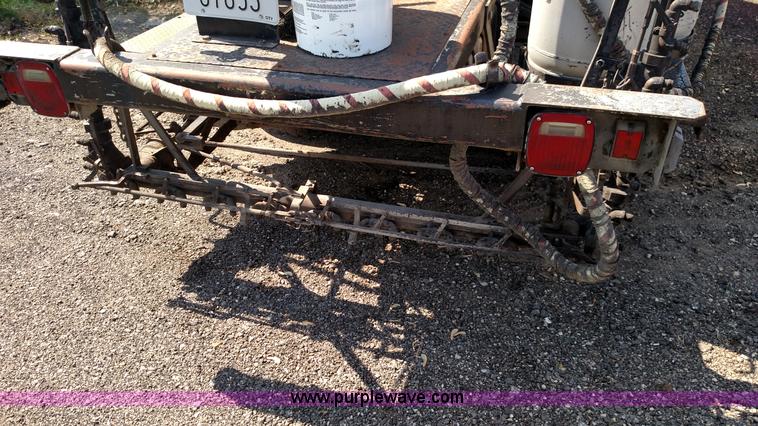 image for item F7758 1987 International S1654 oil distribution truck