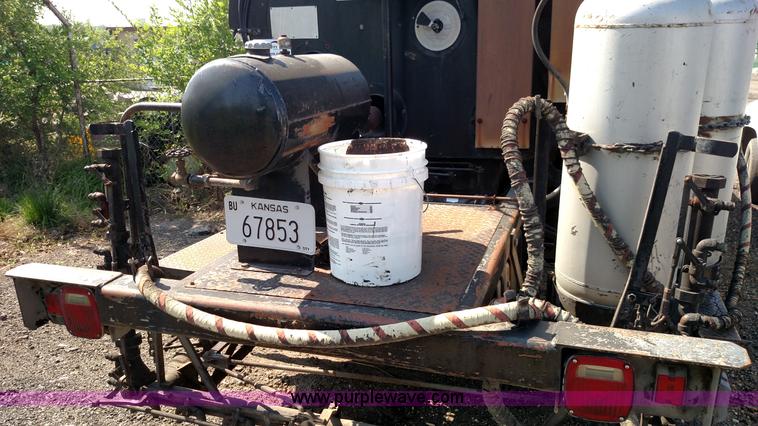 image for item F7758 1987 International S1654 oil distribution truck