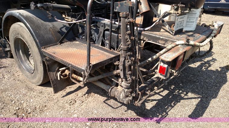 image for item F7758 1987 International S1654 oil distribution truck