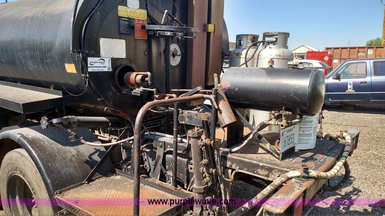 image for item F7758 1987 International S1654 oil distribution truck