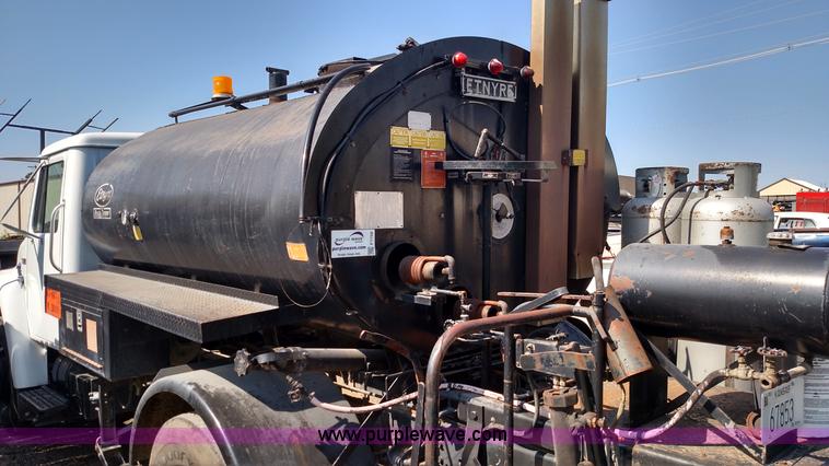 image for item F7758 1987 International S1654 oil distribution truck