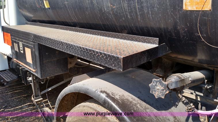 image for item F7758 1987 International S1654 oil distribution truck