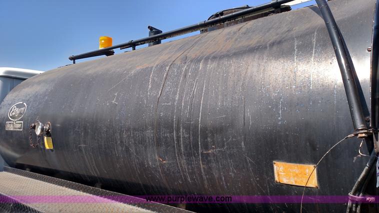 image for item F7758 1987 International S1654 oil distribution truck