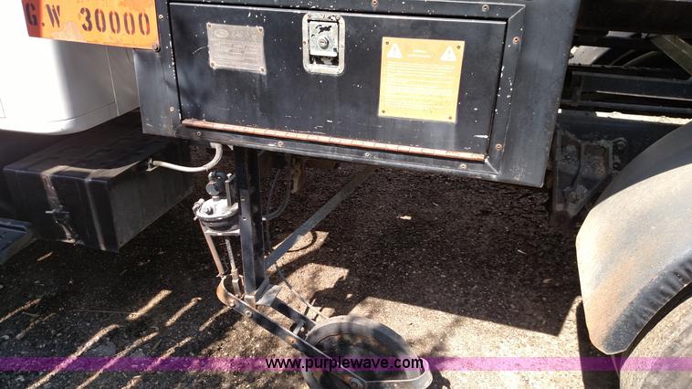 image for item F7758 1987 International S1654 oil distribution truck