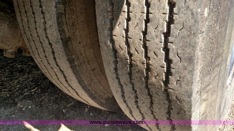 image for item F7758 1987 International S1654 oil distribution truck