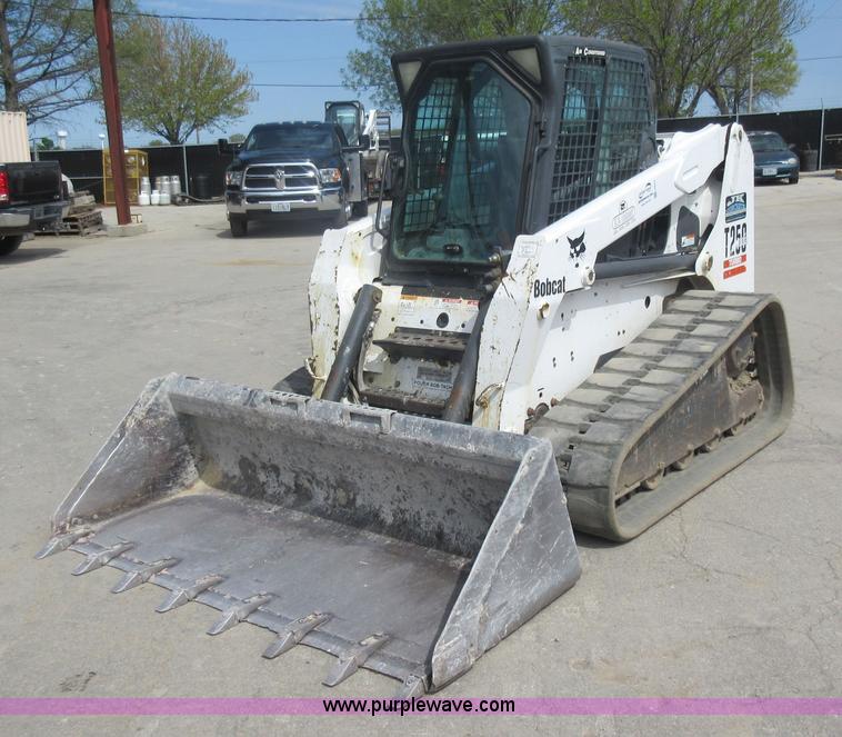 image for item G6577 2004 Bobcat T250 skid steer