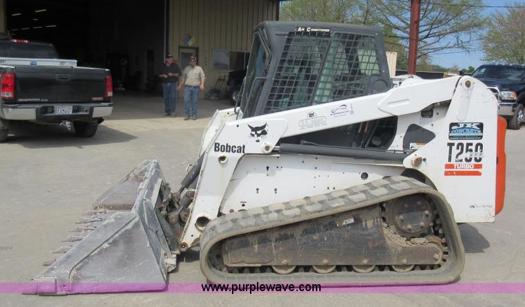 image for item G6577 2004 Bobcat T250 skid steer