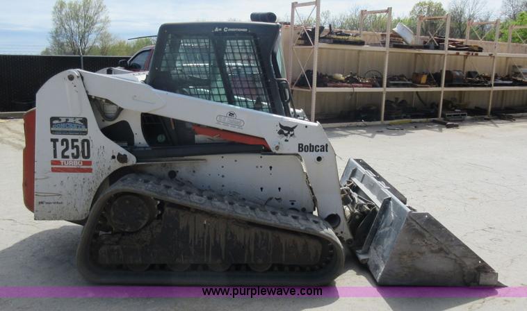 image for item G6577 2004 Bobcat T250 skid steer