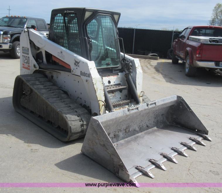 image for item G6577 2004 Bobcat T250 skid steer
