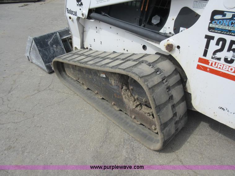 image for item G6577 2004 Bobcat T250 skid steer