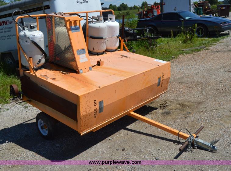 KM International infrared asphalt melter in Lincoln, MO ...