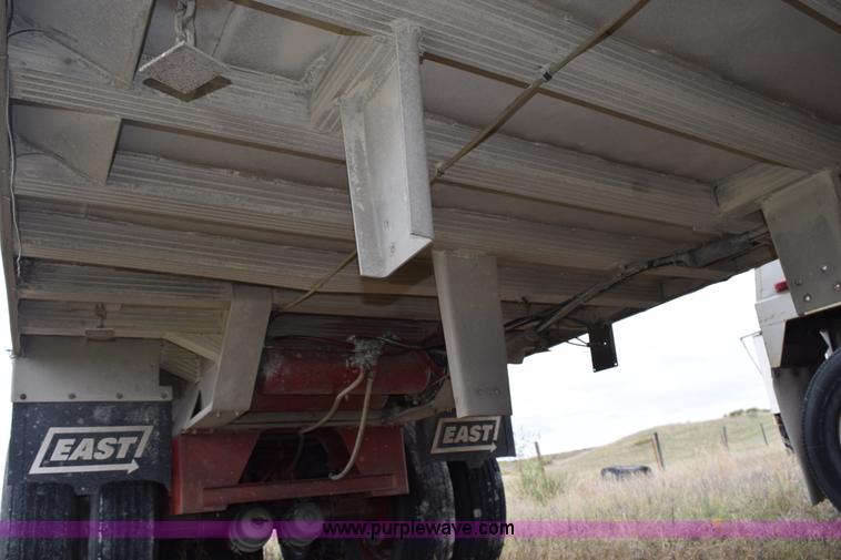 image for item H5123 1990 East end dump trailer