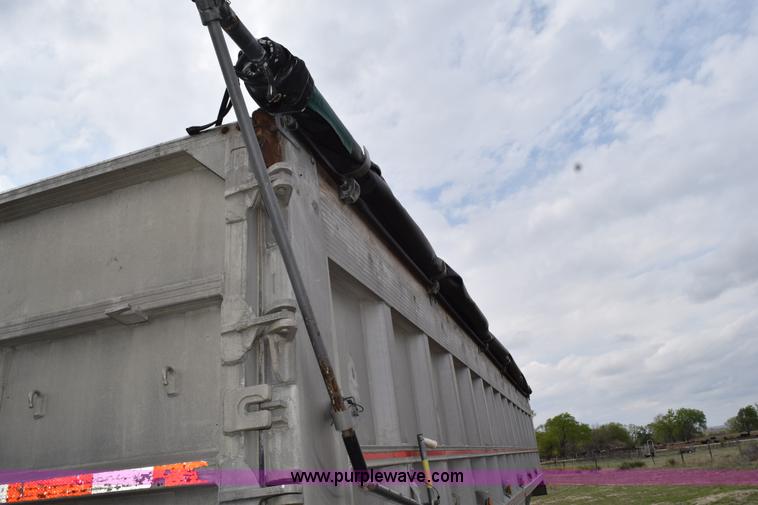 image for item H5123 1990 East end dump trailer