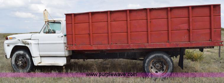 image for item H5125 1968 Ford F600 dump truck