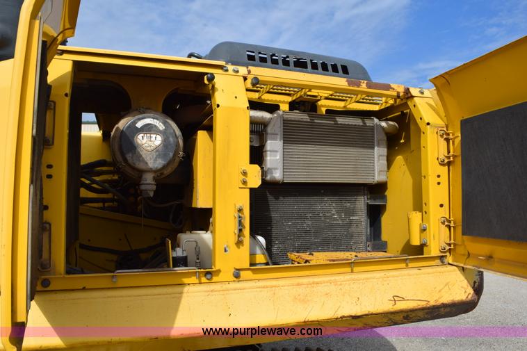 image for item H5138 2003 Komatsu PC200LC-7L excavator