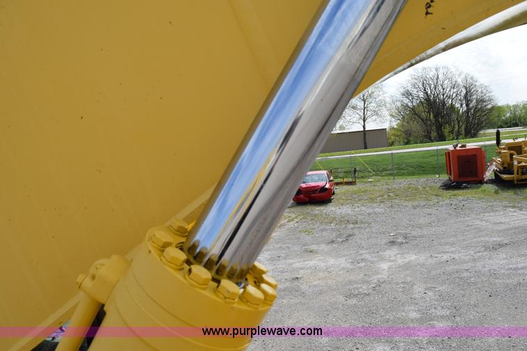 image for item H5138 2003 Komatsu PC200LC-7L excavator