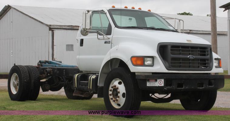 image for item H5816 2000 Ford F750 truck cab and chassis