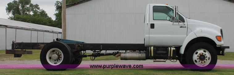 image for item H5816 2000 Ford F750 truck cab and chassis