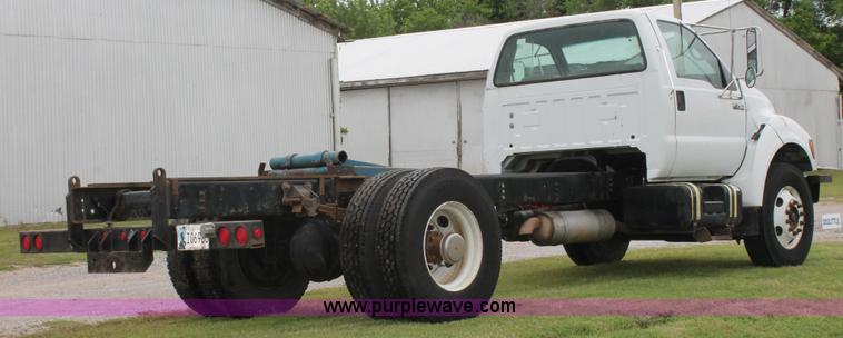 image for item H5816 2000 Ford F750 truck cab and chassis