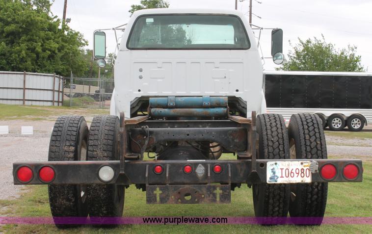 image for item H5816 2000 Ford F750 truck cab and chassis