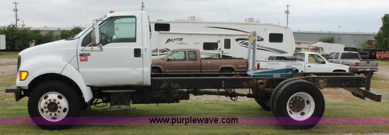image for item H5816 2000 Ford F750 truck cab and chassis