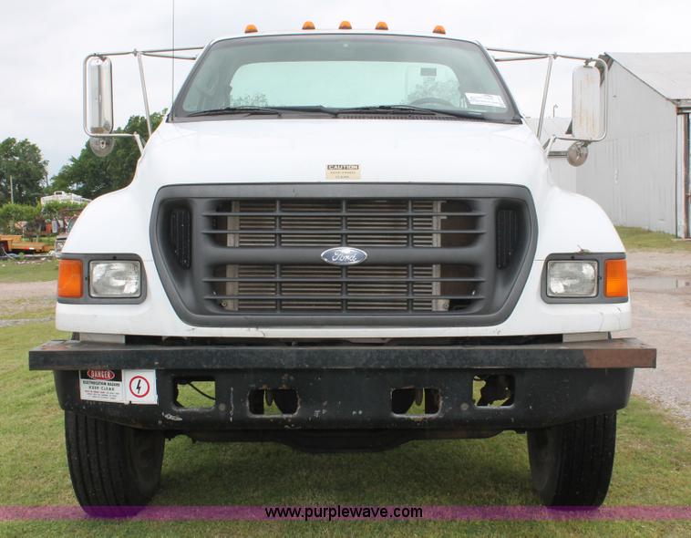 image for item H5816 2000 Ford F750 truck cab and chassis