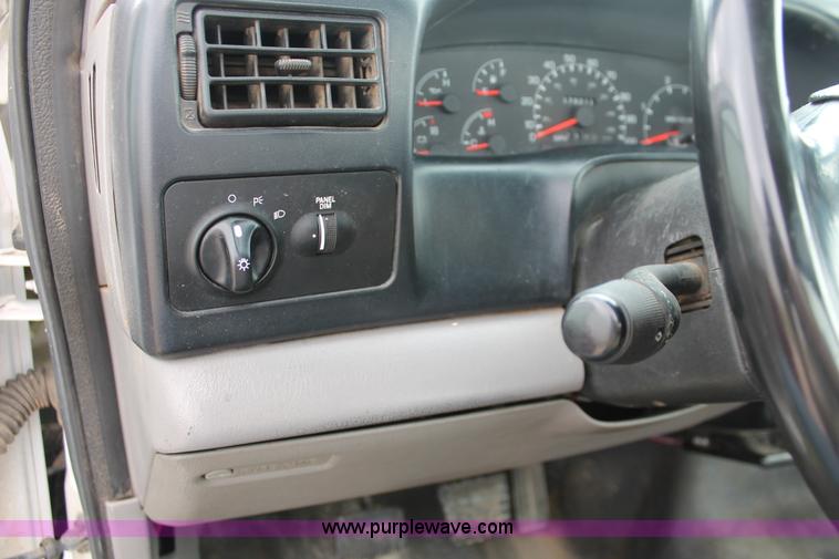 image for item H5816 2000 Ford F750 truck cab and chassis