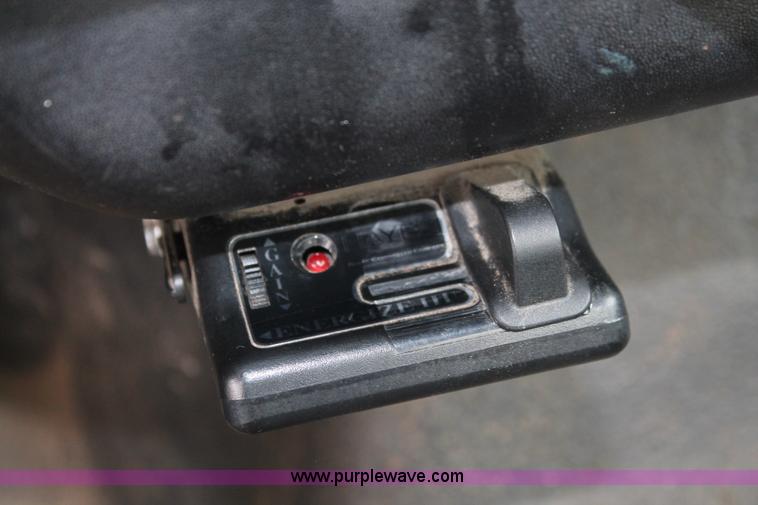 image for item H5816 2000 Ford F750 truck cab and chassis