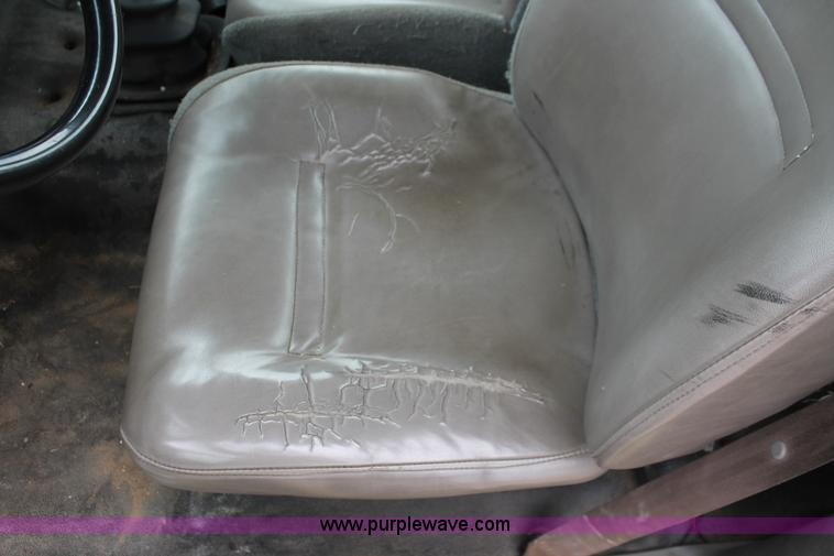 image for item H5816 2000 Ford F750 truck cab and chassis