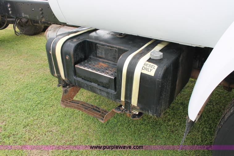 image for item H5816 2000 Ford F750 truck cab and chassis