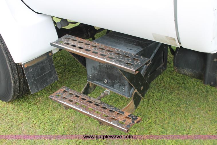 image for item H5816 2000 Ford F750 truck cab and chassis