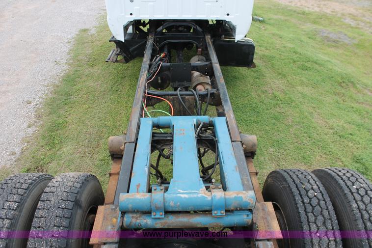 image for item H5816 2000 Ford F750 truck cab and chassis