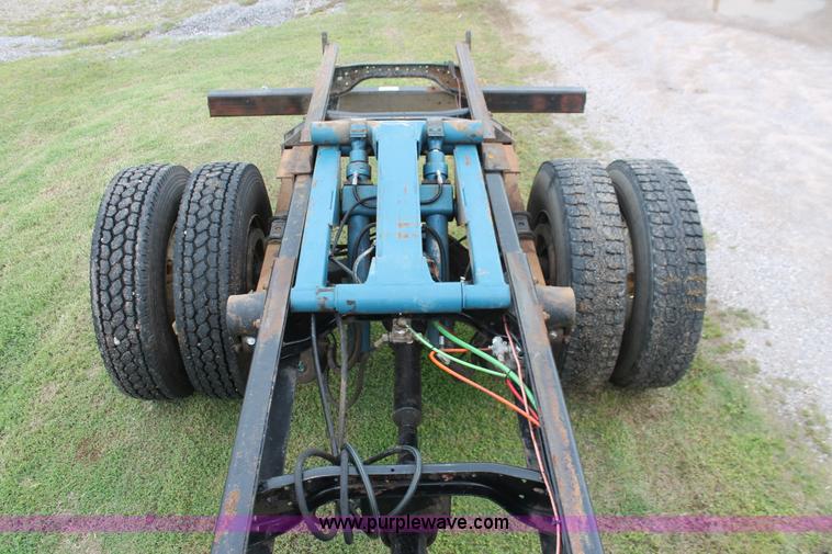 image for item H5816 2000 Ford F750 truck cab and chassis