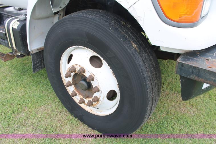 image for item H5816 2000 Ford F750 truck cab and chassis