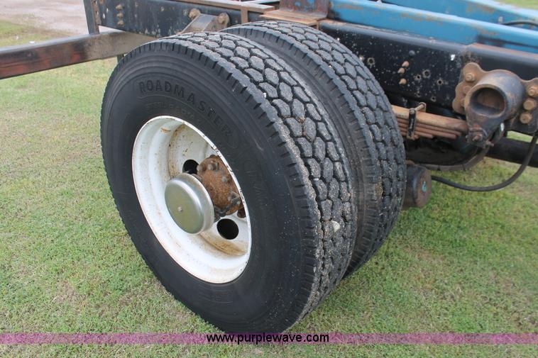 image for item H5816 2000 Ford F750 truck cab and chassis