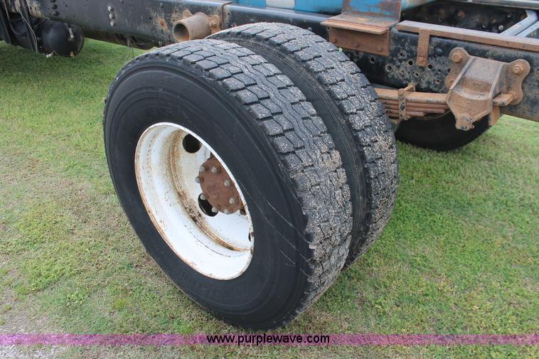 image for item H5816 2000 Ford F750 truck cab and chassis