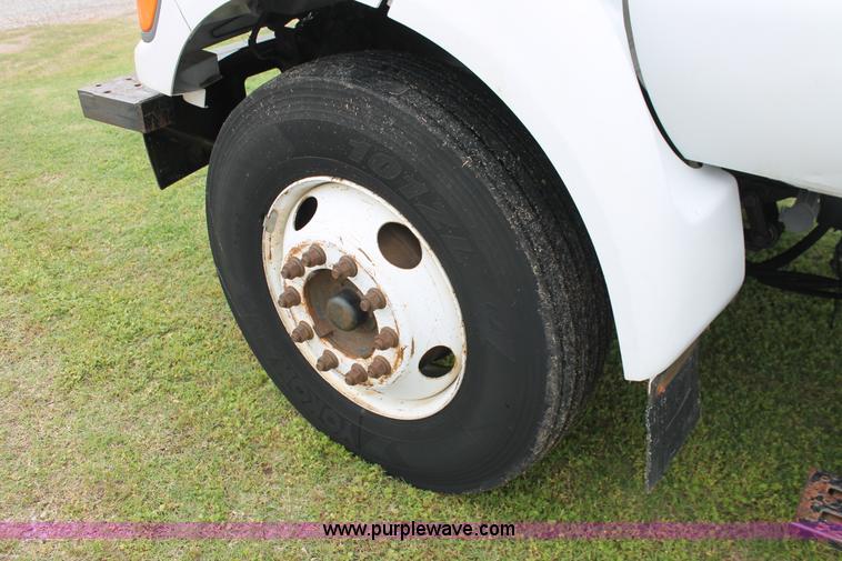 image for item H5816 2000 Ford F750 truck cab and chassis