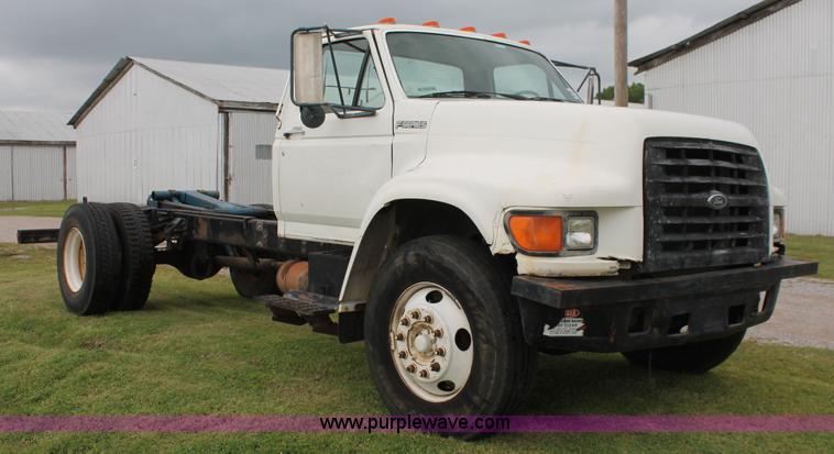image for item H5817 1998 Ford F800 truck cab and chassis