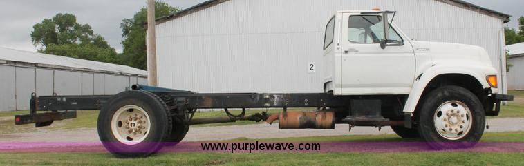image for item H5817 1998 Ford F800 truck cab and chassis